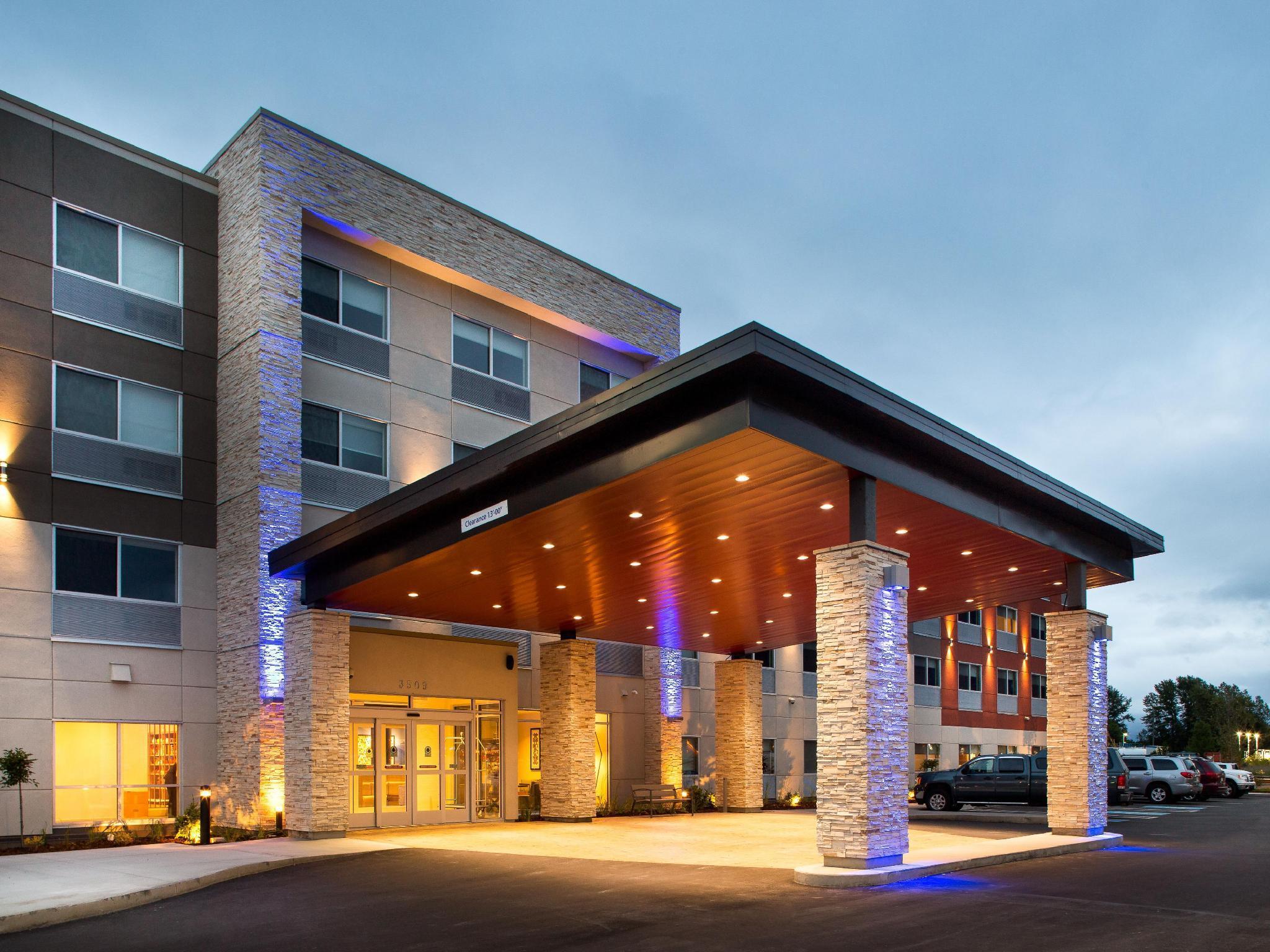 Holiday Inn Express & Suites Terrace By Ihg מראה חיצוני תמונה
